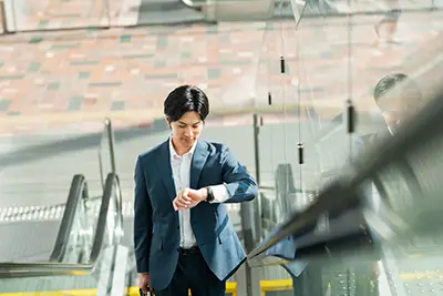 시계를 보며 출근 소요 시간을 확인하는 직장인